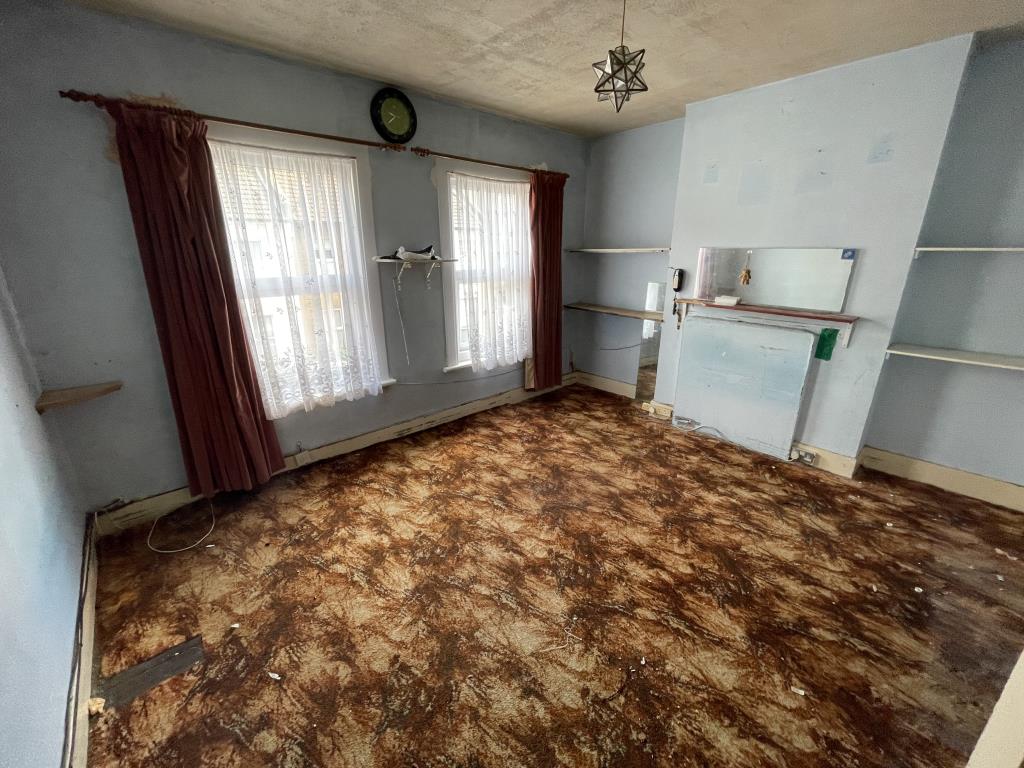 Lot: 155 - THREE-BEDROOM TERRACE HOUSE FOR IMPROVEMENT - inside image of bedroom 1